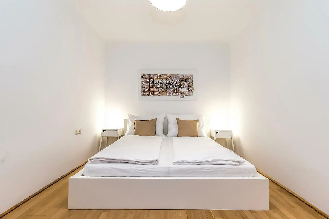Beautiful Inner City Apartment Vienna