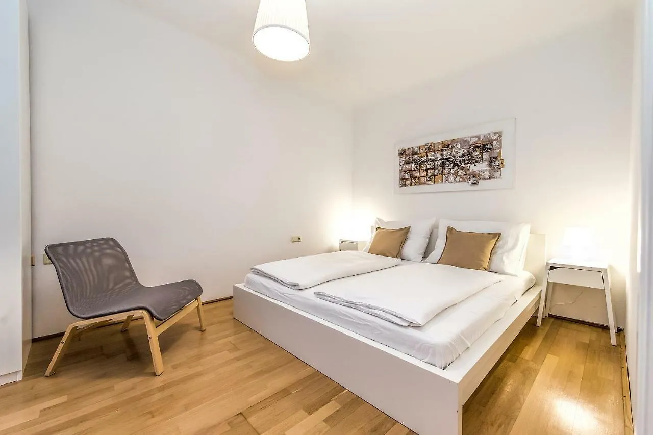 فيينا Beautiful Inner City Apartment النمسا